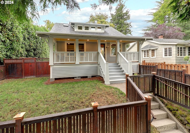 view of front facade featuring a porch and a front lawn