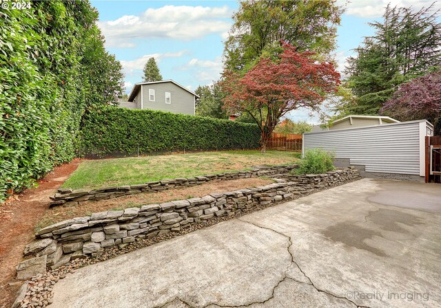 view of yard featuring an outdoor structure and a garage