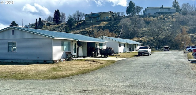 view of front of property featuring a front lawn