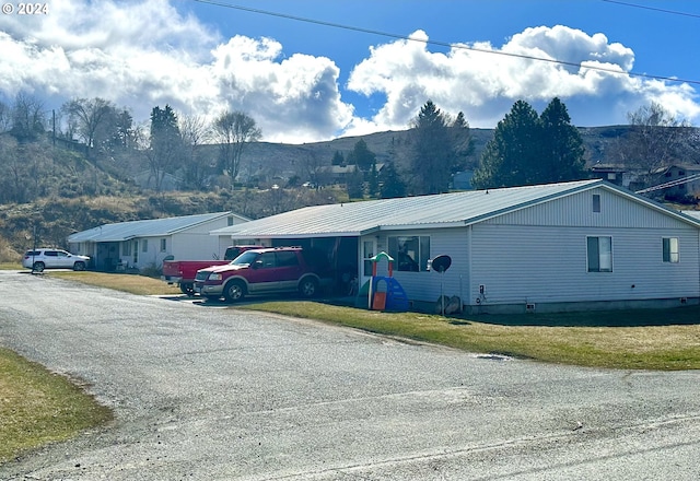 view of front facade with a front lawn and a mountain view