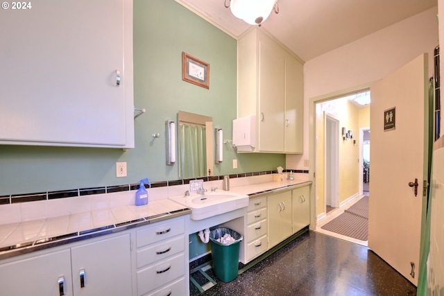 bathroom featuring sink