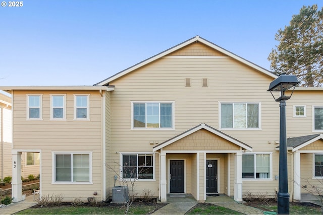 view of front of house featuring a front yard