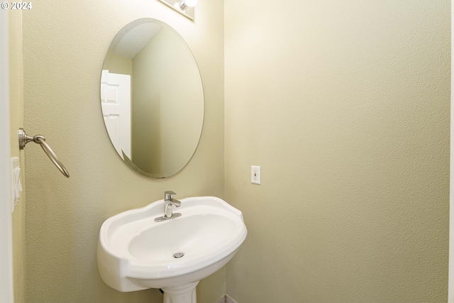 bathroom featuring sink