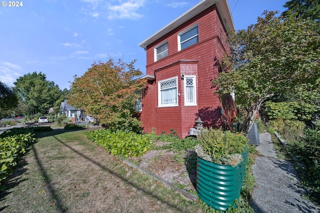 view of side of property featuring a lawn