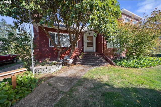 view of front facade featuring a front yard