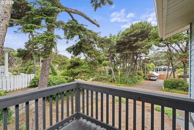 4624 Joshua Ln, Florence, OR 97439 - wooden terrace with view of wooded area