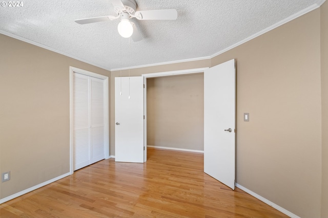 unfurnished bedroom with ceiling fan, crown molding, light hardwood / wood-style floors, and a textured ceiling