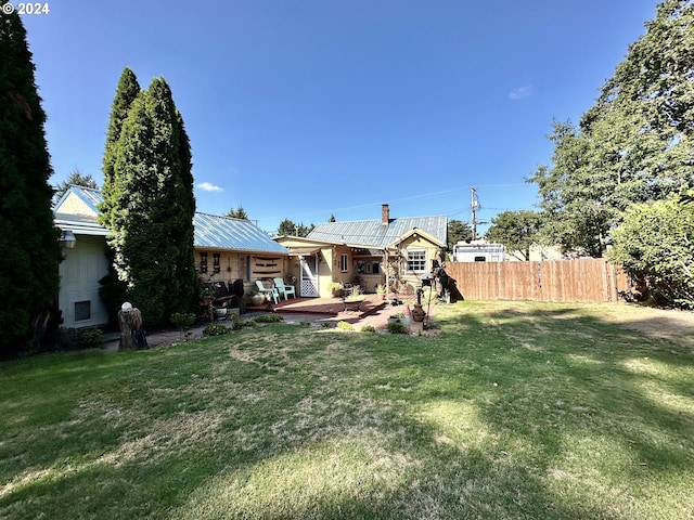 view of yard featuring a patio