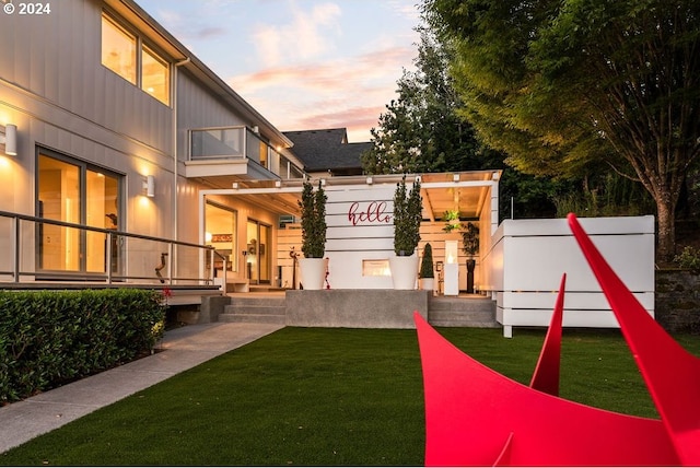 view of yard at dusk