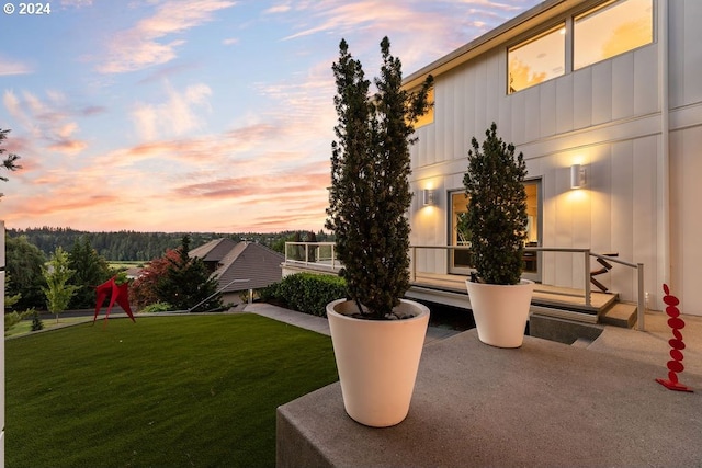 view of yard at dusk