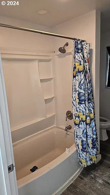 43460 Nicholson Dr, Port Orford, OR 97465 - full bath with toilet and shower / tub combo