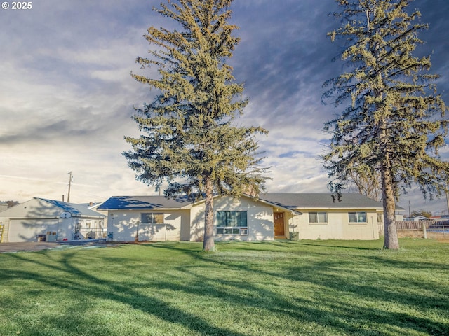 view of front of house featuring a front lawn