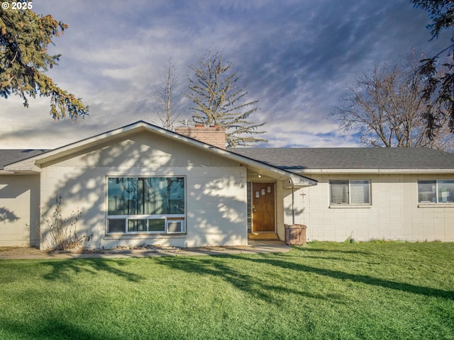 view of front of house featuring a front yard