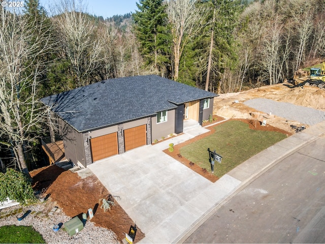 view of front facade featuring a garage and a front yard