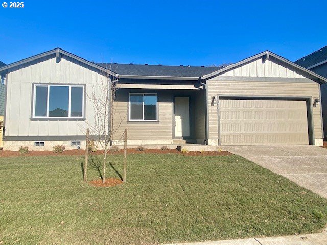 view of front of house featuring a garage and a front yard