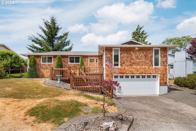 view of front of property featuring a front lawn and a garage