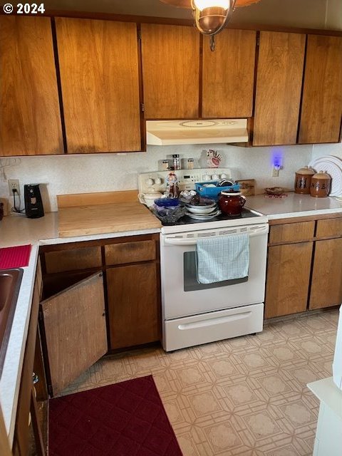 kitchen featuring electric stove and decorative backsplash