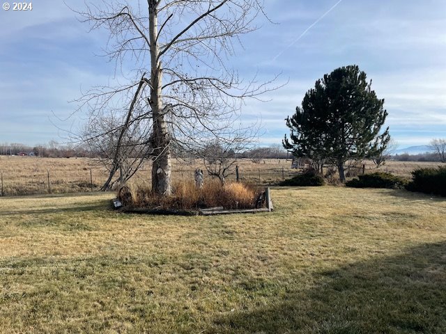 view of yard featuring a rural view