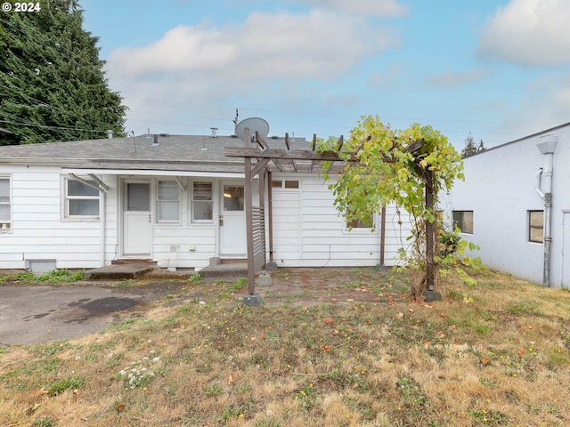 view of front of property with a front yard