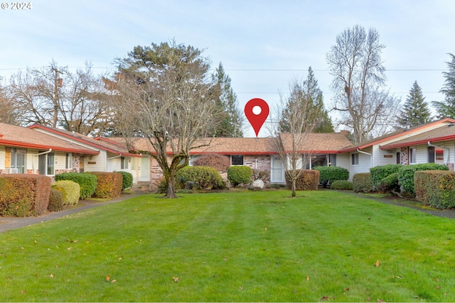 single story home featuring a front yard