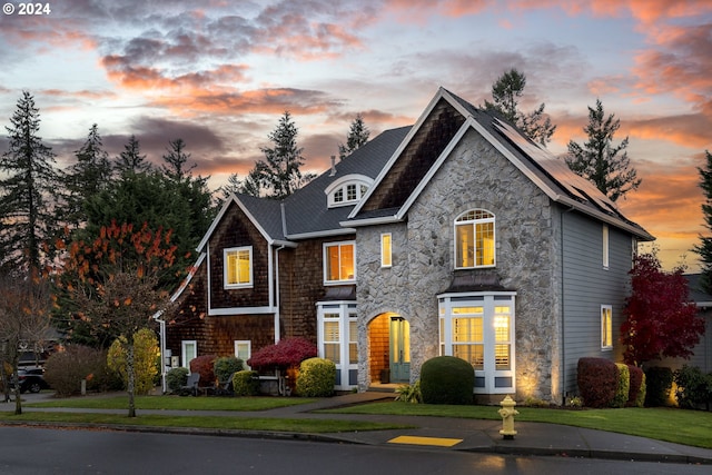 view of front of property featuring a yard