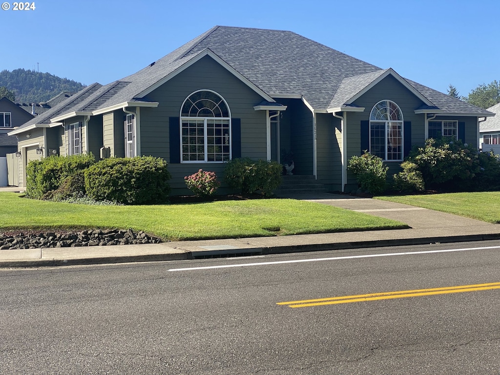 view of front of house with a front lawn