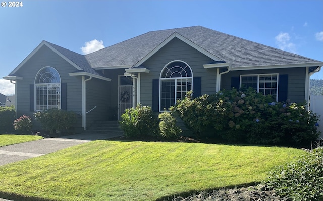 view of front of house featuring a front lawn