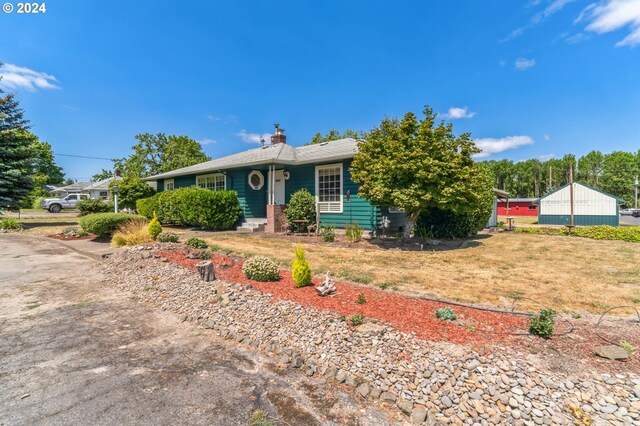 single story home with a front yard