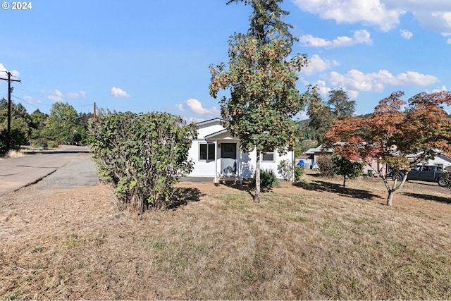 view of front facade with a front lawn