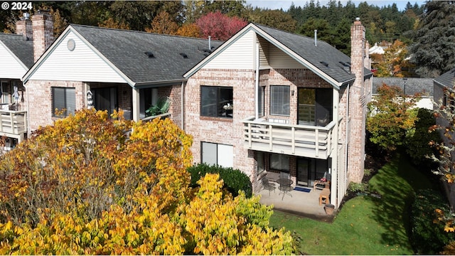 view of front facade featuring a front yard and a patio area