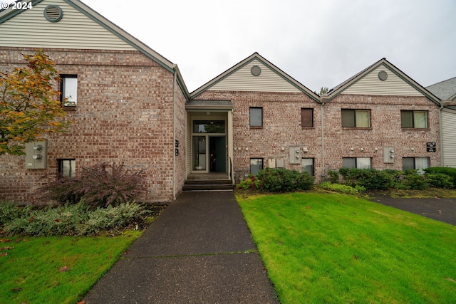 view of front of property with a front yard