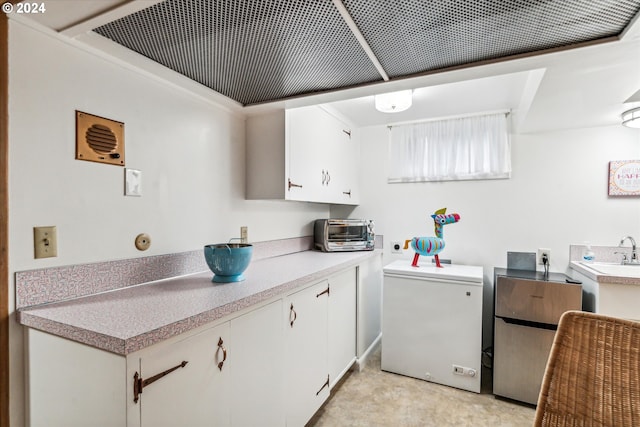 full bath with toilet, baseboards, vanity, and tasteful backsplash