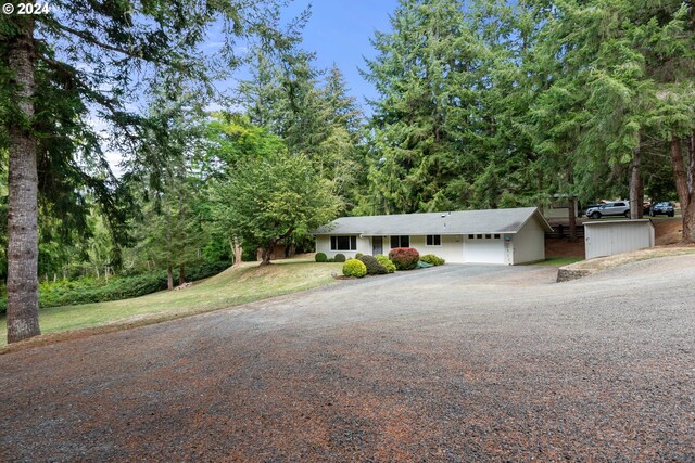 view of front of property featuring a front yard