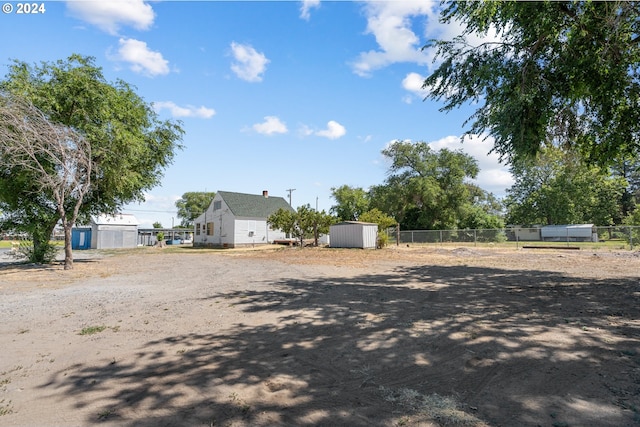 view of yard featuring a shed