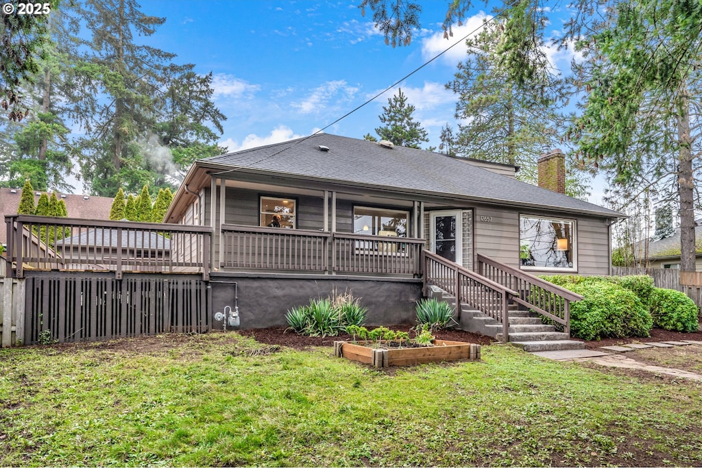 view of front of property featuring a front lawn