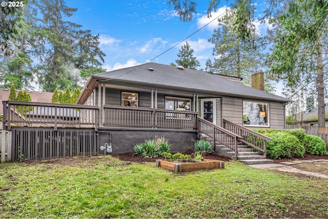 view of front of property featuring a front lawn