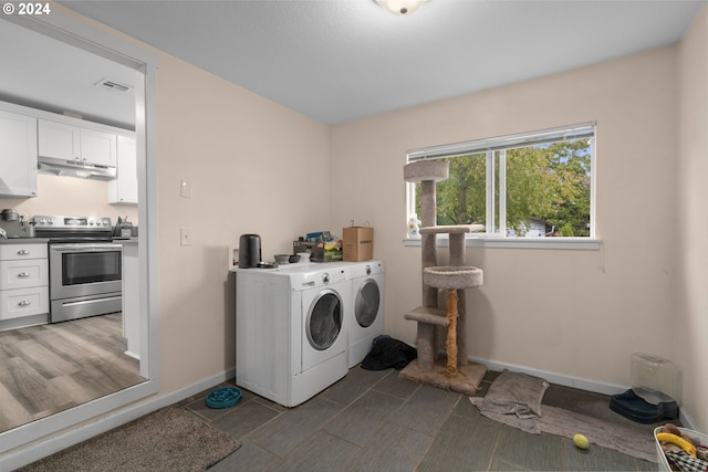 laundry area with dark wood-type flooring and independent washer and dryer