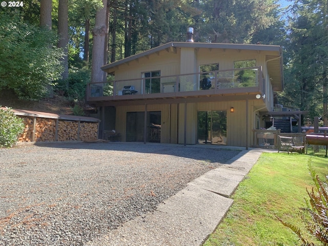 view of front of property with a front yard and a patio