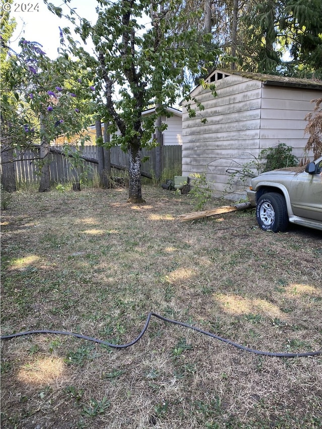 view of yard featuring an outdoor structure