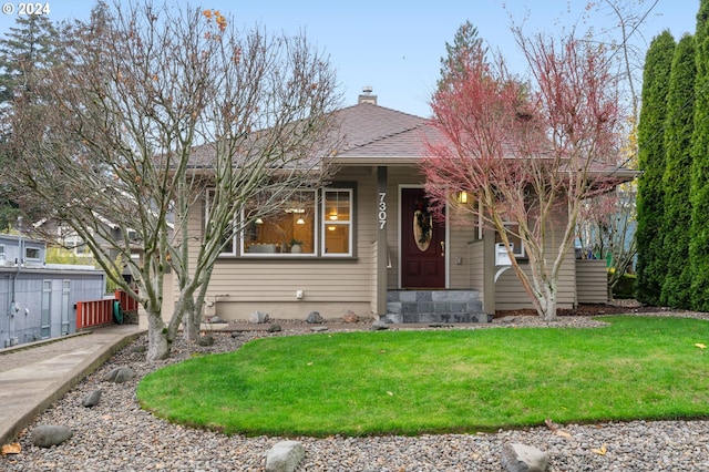 view of front of house with a front lawn