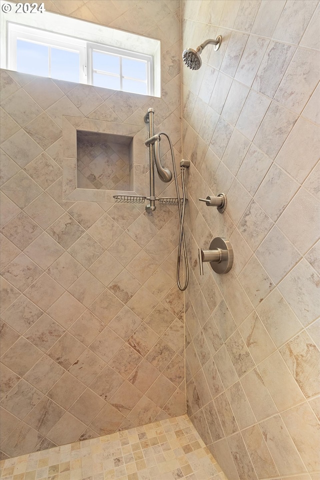 bathroom featuring a tile shower
