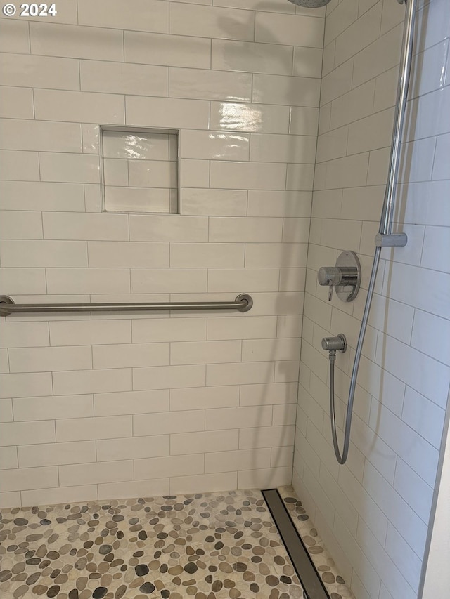 bathroom featuring tiled shower