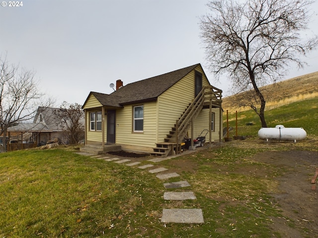 view of front facade featuring a front lawn