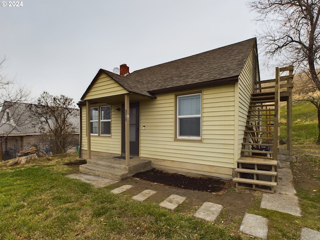 bungalow featuring a front lawn