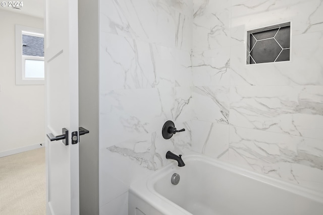 bathroom with tiled shower / bath combo