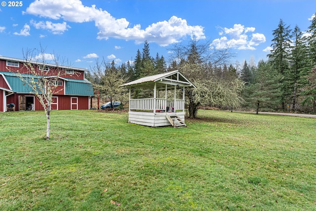 view of yard featuring an outbuilding