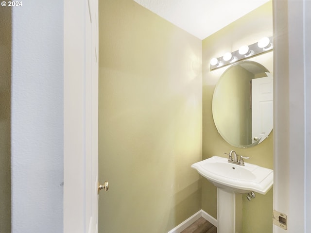6357 NE Brighton St, Hillsboro, OR 97124 - bathroom with baseboards