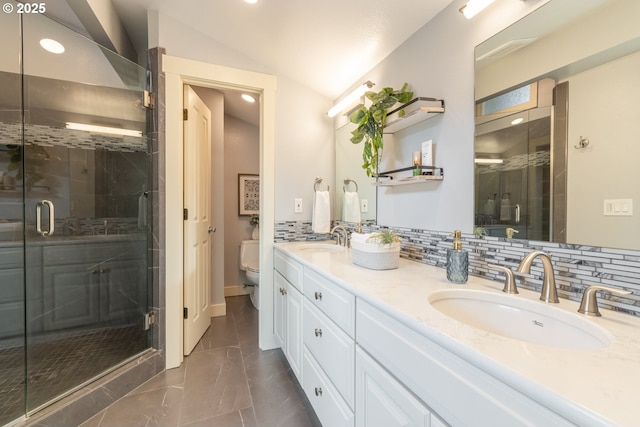 bathroom featuring tasteful backsplash, lofted ceiling, a shower with shower door, and toilet