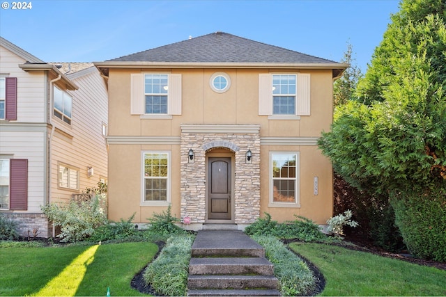 view of front of property featuring a front yard