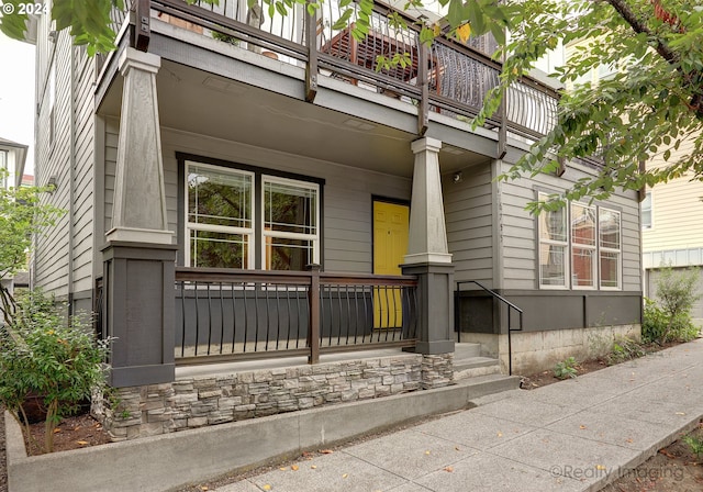 view of front of property featuring a balcony